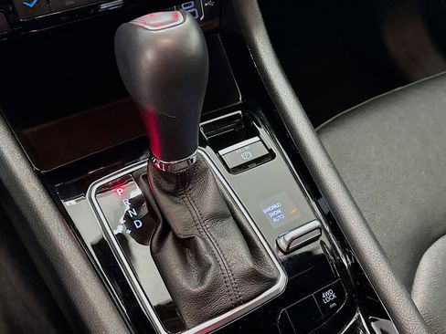 Used 2025 Jeep Compass Limited image 24