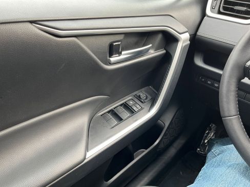Used 2025 Toyota RAV4 XLE image 20