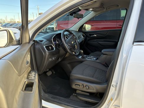 Used 2020 Chevrolet Equinox LT image 2