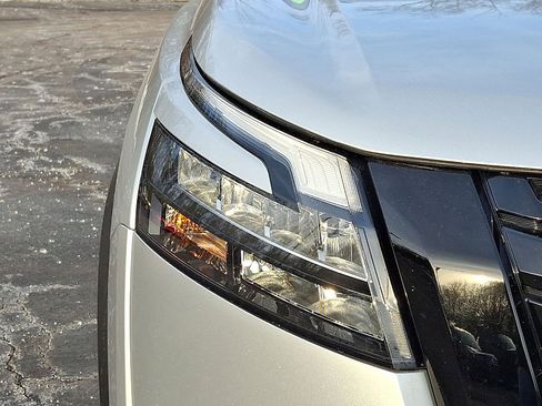 Used 2023 Nissan Pathfinder S image 27