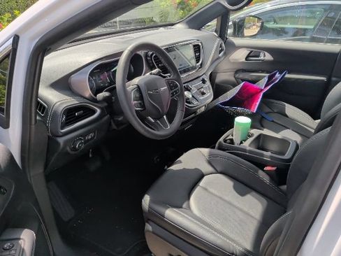 Used 2025 Chrysler Pacifica Select AWD/4WD image 3