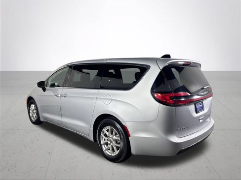 Used 2024 Chrysler Pacifica Touring-L FWD image 8