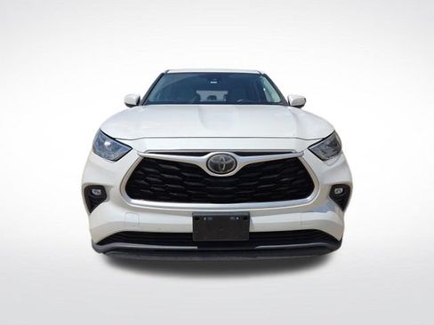 Used 2020 Toyota Highlander LE w/ Protection Package #3 FWD image 2