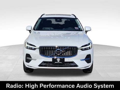 Certified 2022 Volvo XC60 B5 Momentum image 3