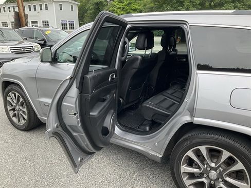 Used 2018 Jeep Grand Cherokee Overland AWD/4WD image 14