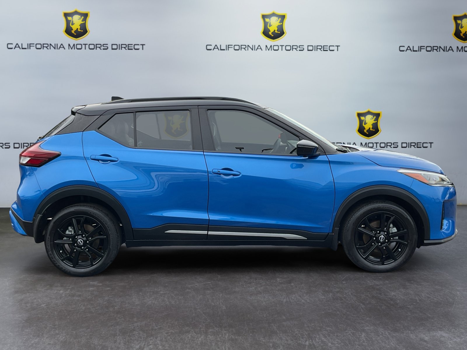 Used 2023 Nissan Kicks SR w/ SR Premium Package FWD image 4