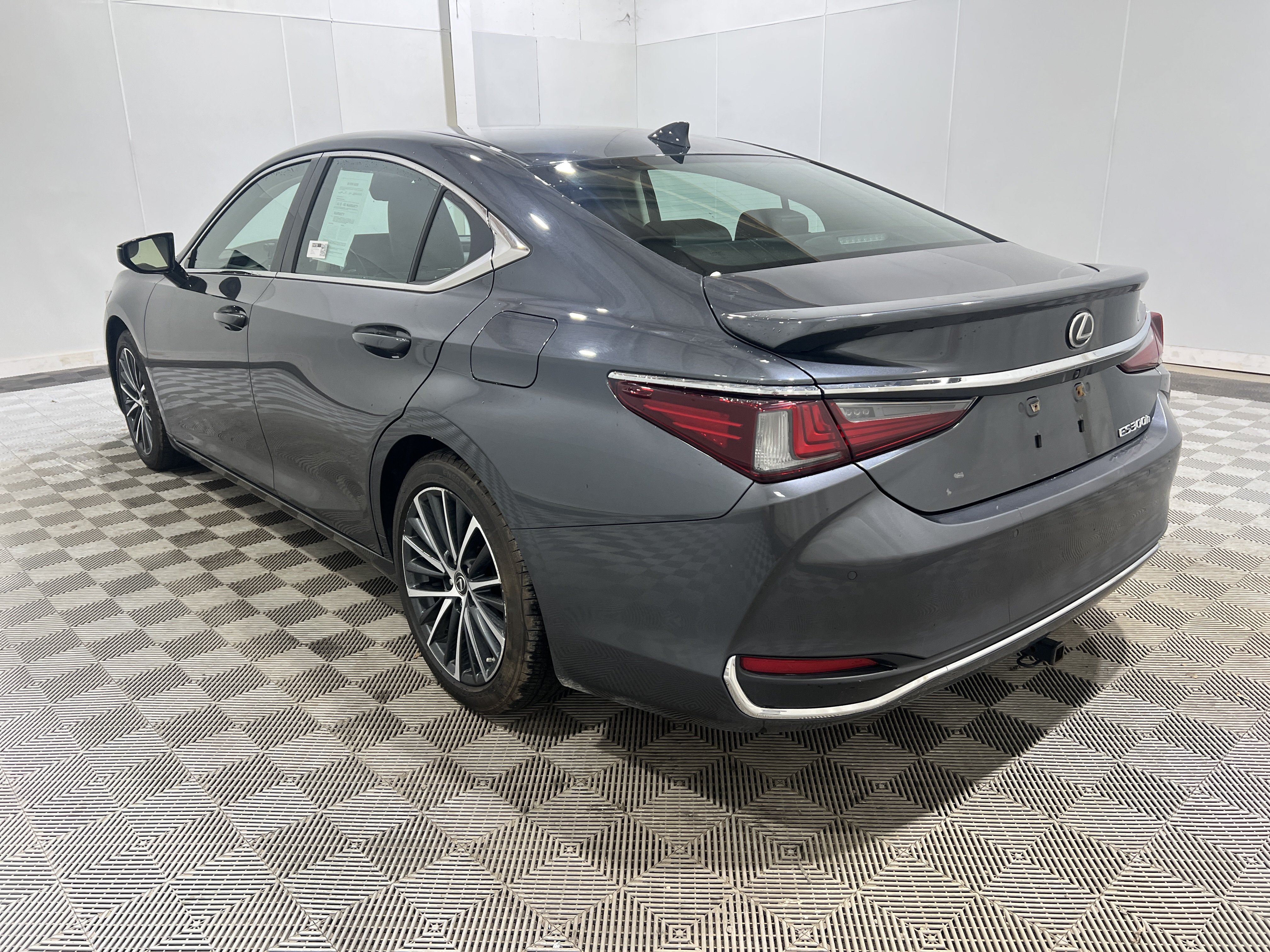 Used 2024 Lexus ES 300h FWD image 2