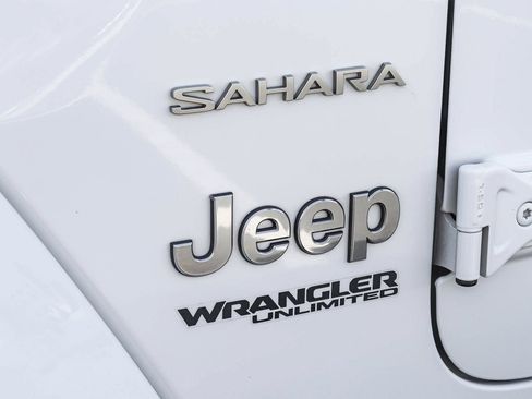 Used 2018 Jeep Wrangler Unlimited Sahara AWD/4WD image 13