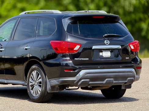 Used 2017 Nissan Pathfinder SV image 16