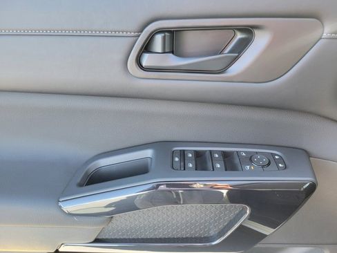 New 2025 Nissan Pathfinder SV image 16