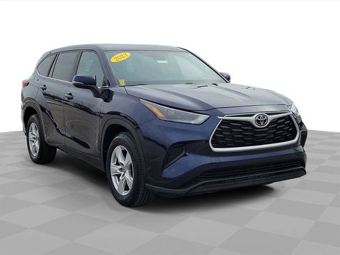 Used 2023 Toyota Highlander LE image 3