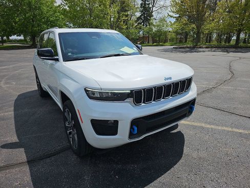 Used 2022 Jeep Grand Cherokee Overland w/ Luxury Tech Group IV AWD/4WD image 7