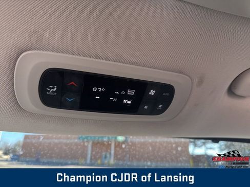 Used 2023 Chrysler Pacifica Touring-L image 42