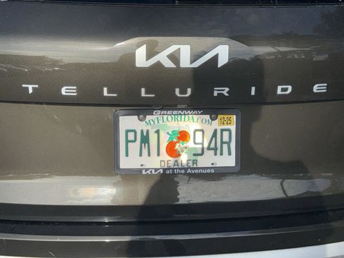 Used 2023 Kia Telluride EX w/ EX Captain's Chair Package image 10