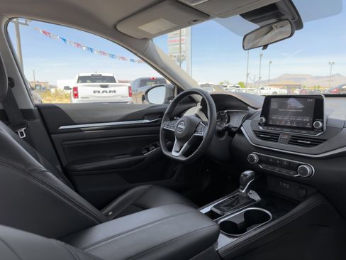 Used 2023 Nissan Altima 2.5 SR FWD image 9