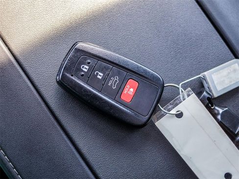 Used 2020 Toyota Highlander XLE image 37