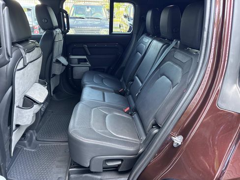 Used 2023 Land Rover Defender 130 X-Dynamic SE image 13
