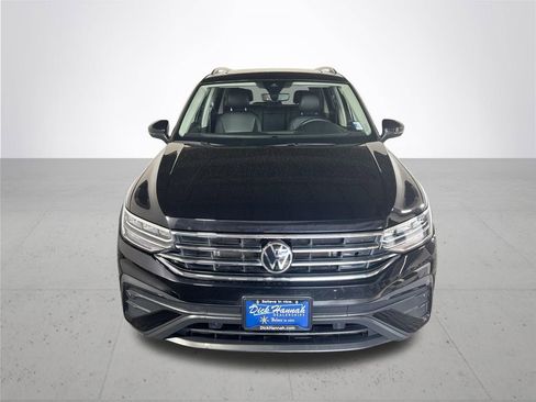 Certified 2022 Volkswagen Tiguan SE w/ Panoramic Sunroof Package AWD/4WD image 4