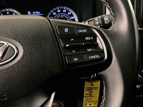 Used 2022 Hyundai Venue SEL image 18