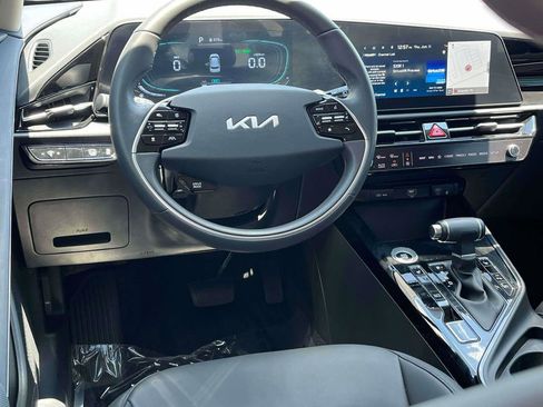 Certified 2025 Kia Niro EX FWD image 3
