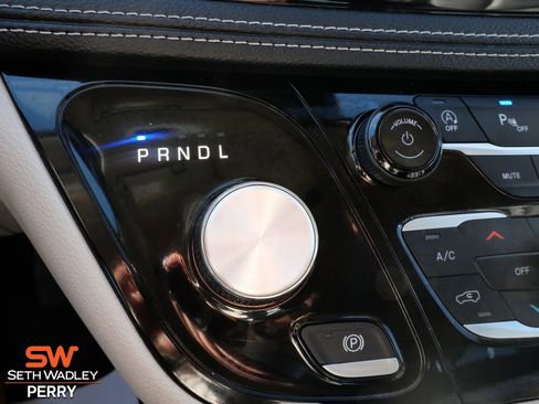 Used 2024 Chrysler Pacifica Touring-L image 19