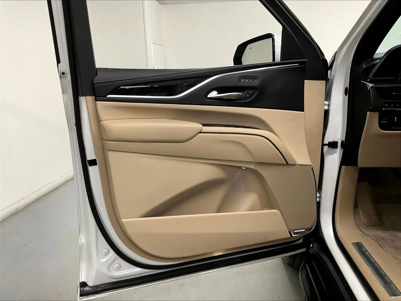 Used 2023 Cadillac Escalade ESV Premium Luxury w/ Performance Package AWD/4WD image 18