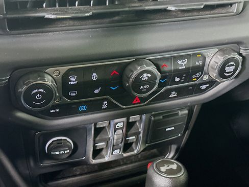 Used 2025 Jeep Wrangler Sahara image 22