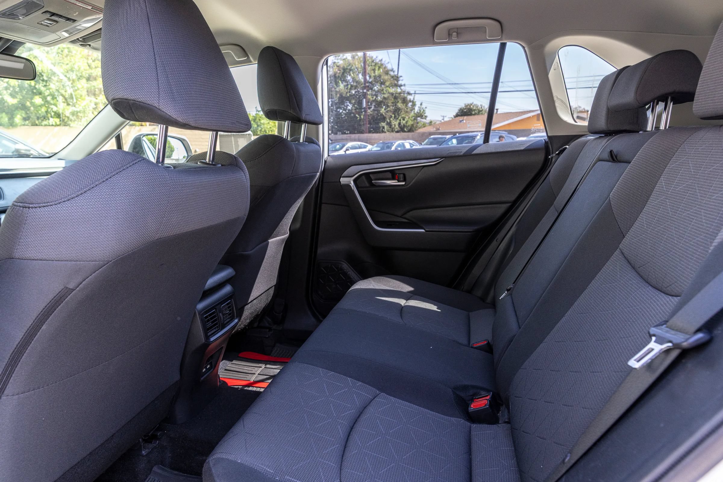 Used 2021 Toyota RAV4 XLE w/ XLE Grade Weather Package AWD/4WD image 23