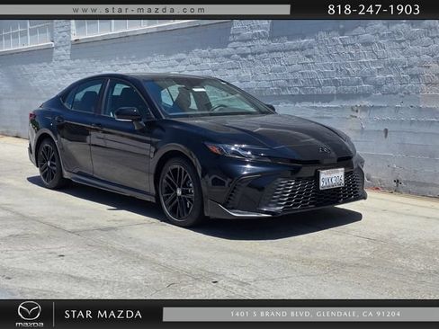 Used 2025 Toyota Camry SE w/ Convenience Package FWD image 1