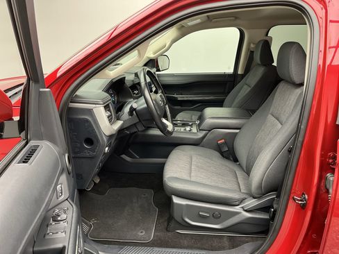 Used 2022 Ford Expedition XLT image 3