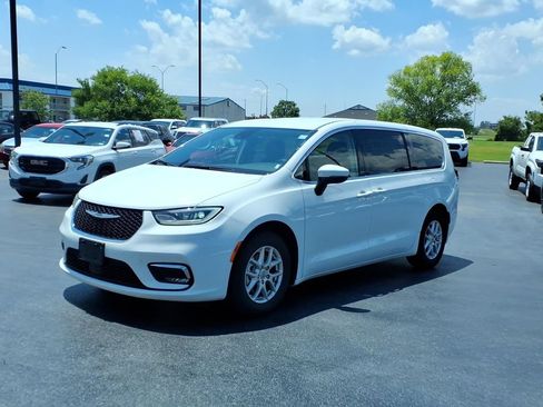 Used 2023 Chrysler Pacifica Touring-L FWD image 7