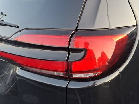 Used 2024 Chrysler Pacifica Limited FWD image 7