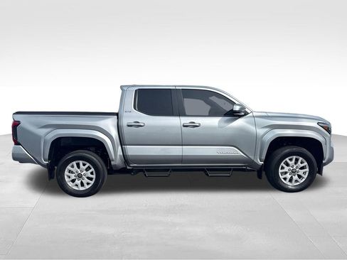 Used 2024 Toyota Tacoma SR5 AWD/4WD image 7