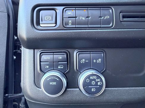 Used 2021 GMC Yukon SLT w/ Rear Media and Nav Package AWD/4WD image 19