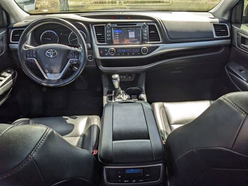 Used 2019 Toyota Highlander XLE image 14