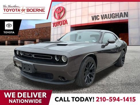 Used 2017 Dodge Challenger SXT RWD image 1