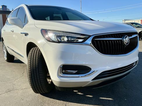 Used 2020 Buick Enclave Essence image 2