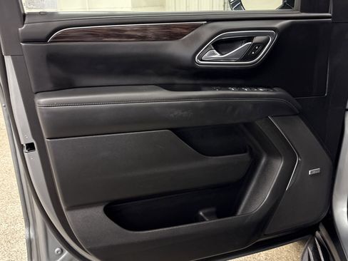 Used 2023 Chevrolet Suburban LT image 3