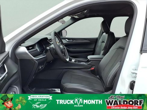 New 2025 Jeep Grand Cherokee 4WD image 11