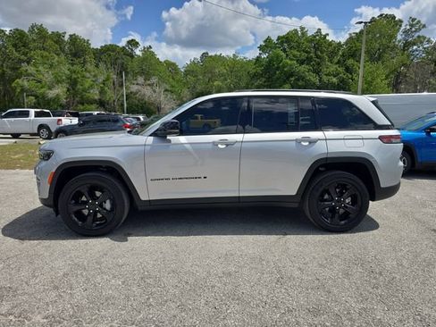 Used 2025 Jeep Grand Cherokee Limited w/ Black Appearance Package image 6