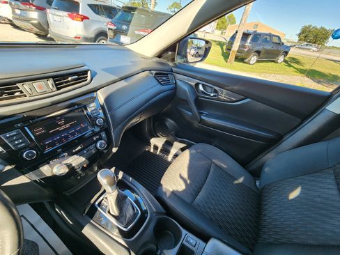 Used 2020 Nissan Rogue SV image 24