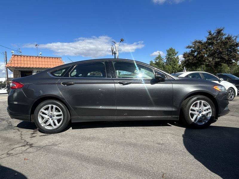 Used 2015 Ford Fusion SE FWD image 3