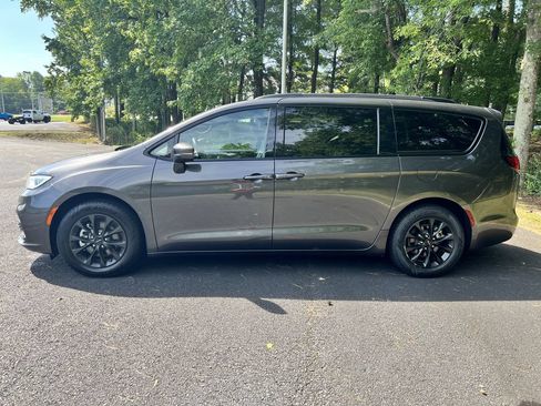 Used 2021 Chrysler Pacifica Touring-L w/ S Appearance Package FWD image 6