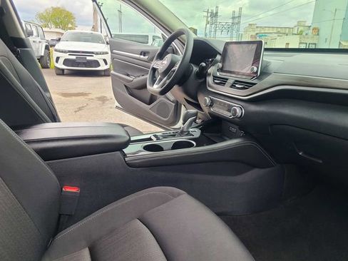 Used 2023 Nissan Altima 2.5 SV FWD image 16