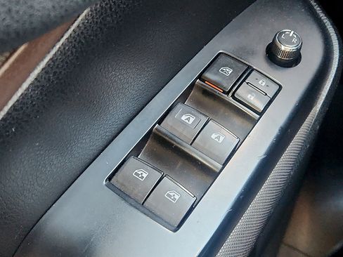 Used 2019 Toyota Highlander LE image 24