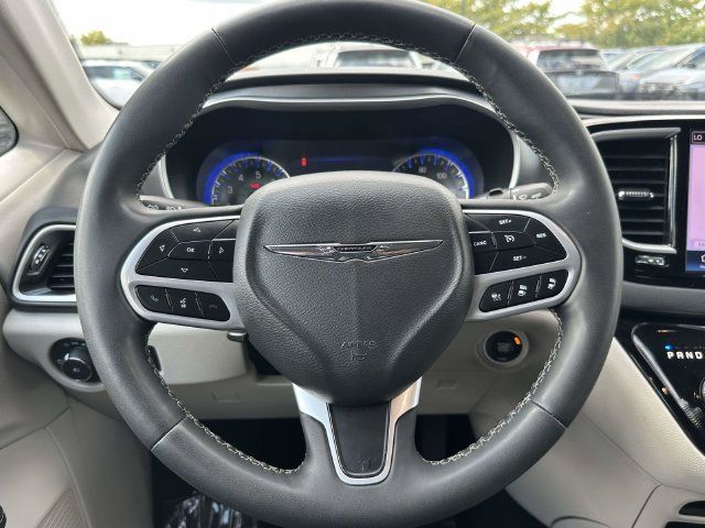 Used 2023 Chrysler Pacifica Touring-L FWD image 22