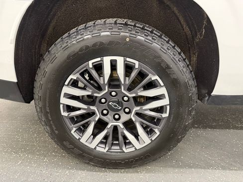 Used 2025 Chevrolet Suburban Z71 image 20