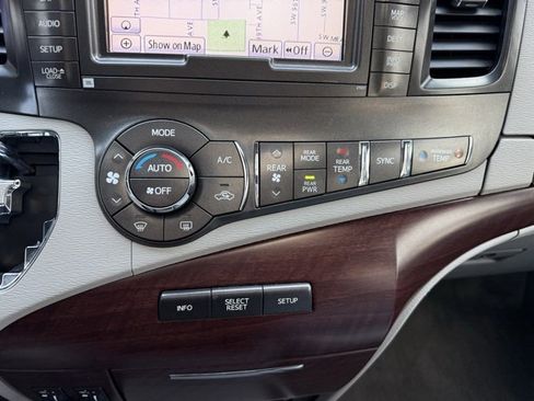 Used 2014 Toyota Sienna Limited image 22