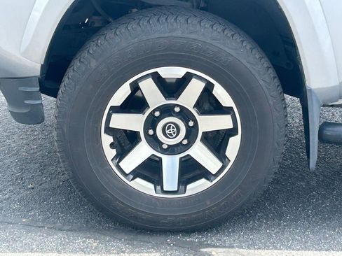 Used 2019 Toyota Tacoma SR5 AWD/4WD image 14