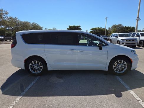 New 2026 Chrysler Pacifica Limited w/ Uconnect Theater Family Group FWD image 4